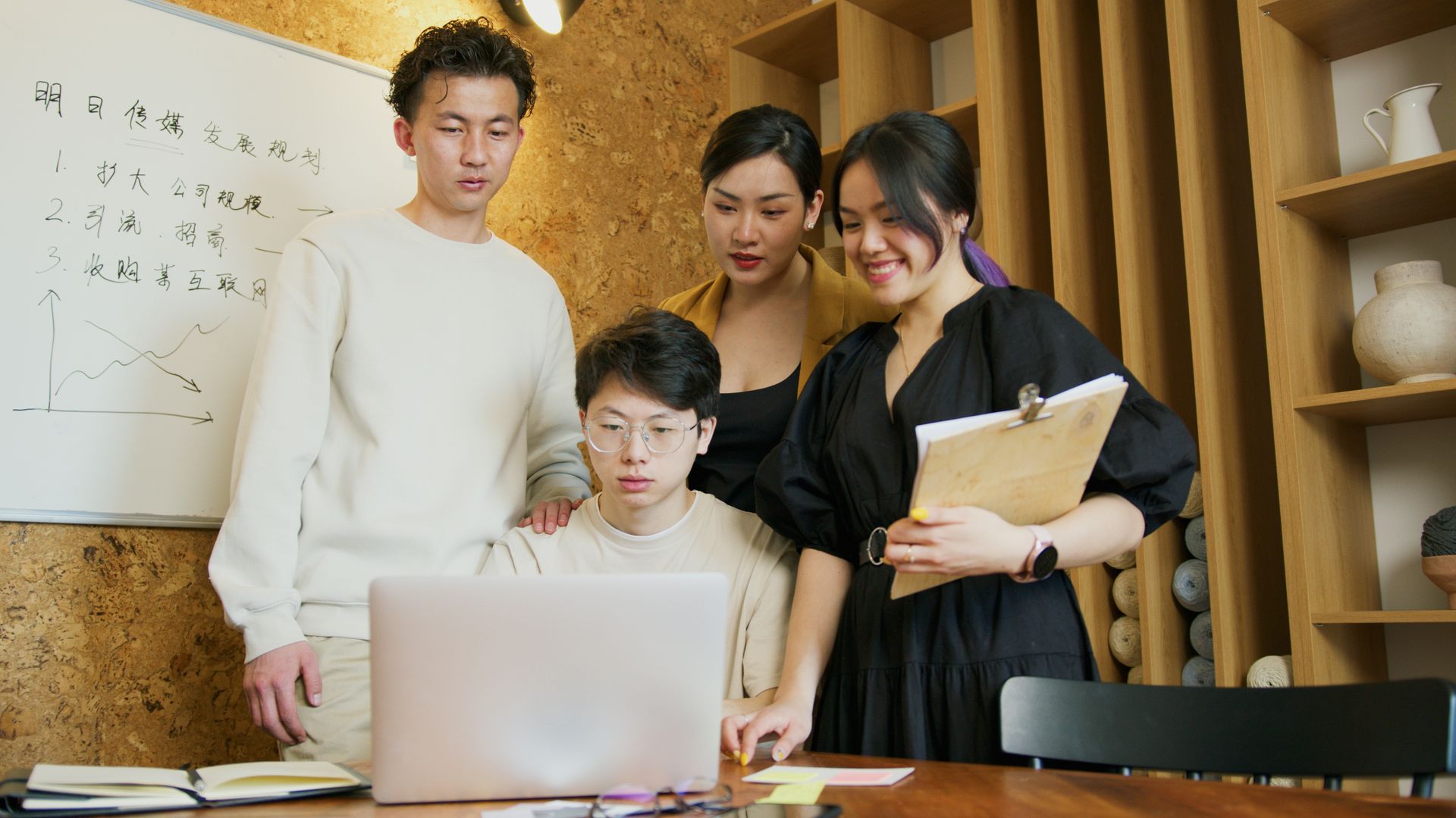 Collaborateurs travaillant ensemble sur un projet